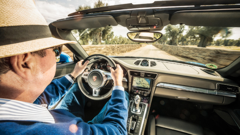 Πληρώνει τα γυαλιά ηλίου των πελατών η Porsche!